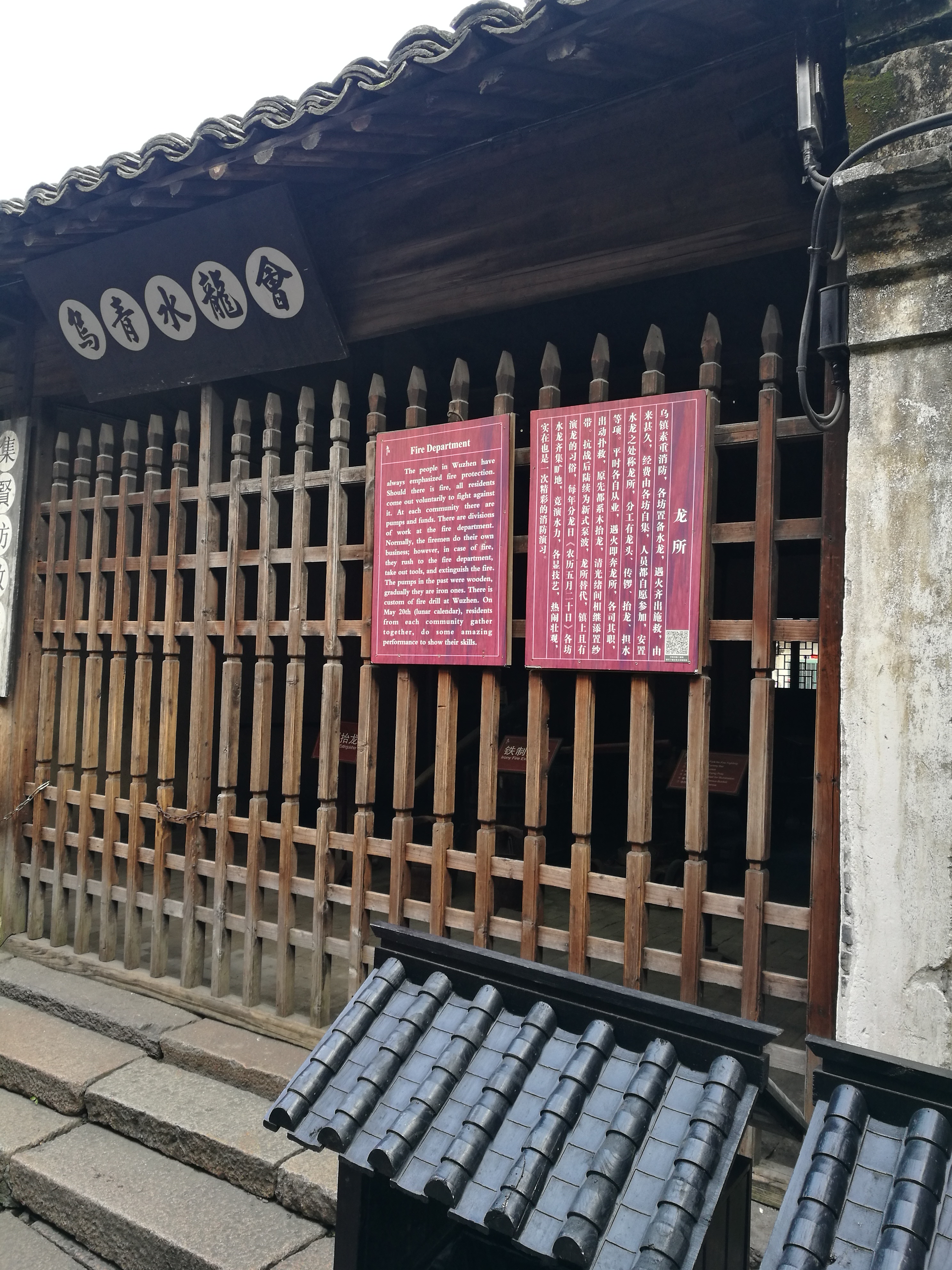 乌镇的布匹店蜡像馆,通过蜡像的形式还原了过去的布匹店的经营情景