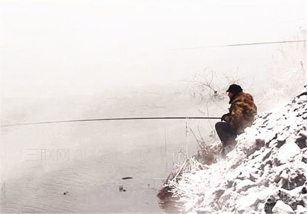 冬天钓鱼不知道鱼都藏在哪,记住这种办法,2分钟就有鱼