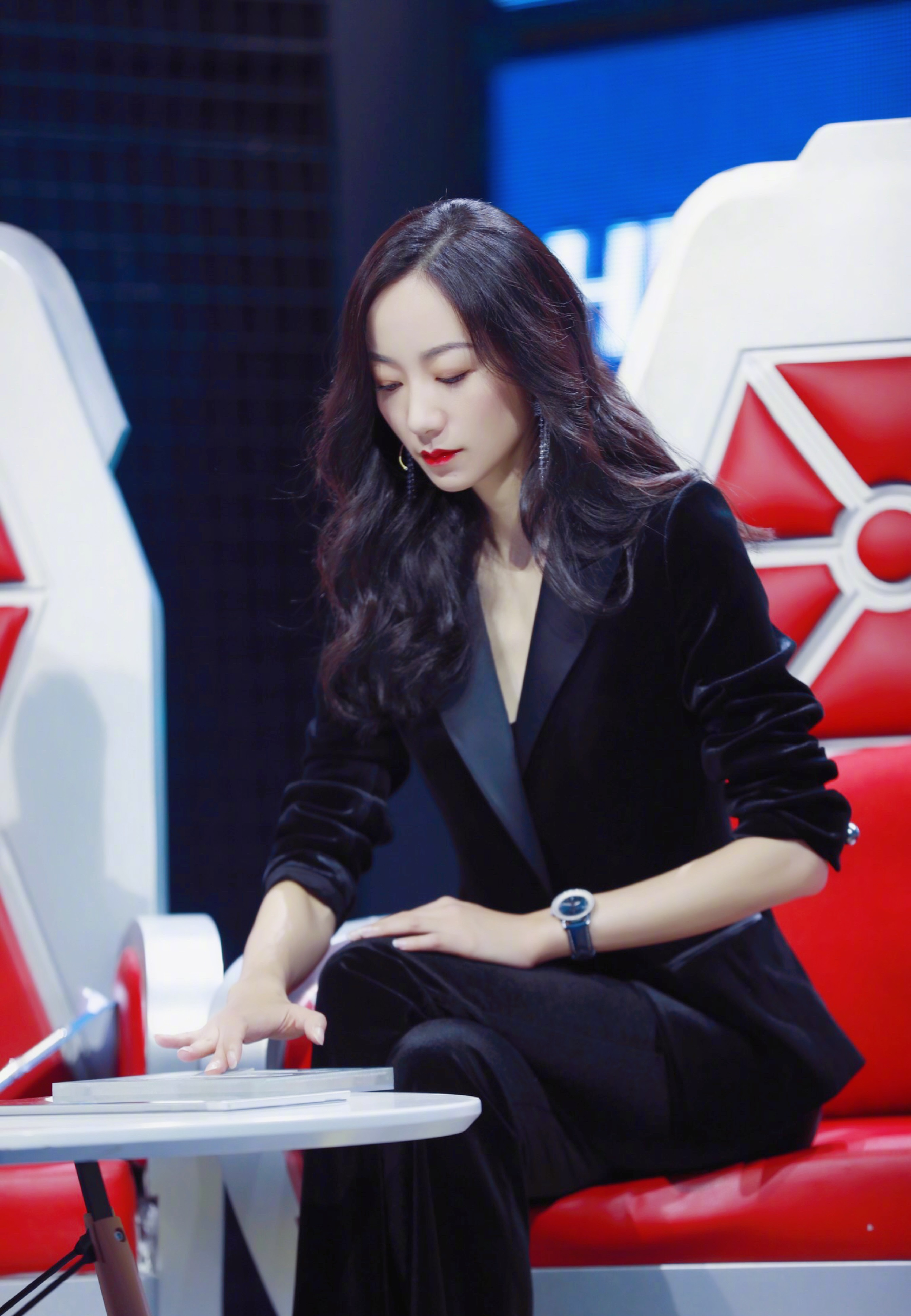 又被韩雪惊艳到了,穿粉色大衣甜美又仙气,三十岁女生学她穿变美