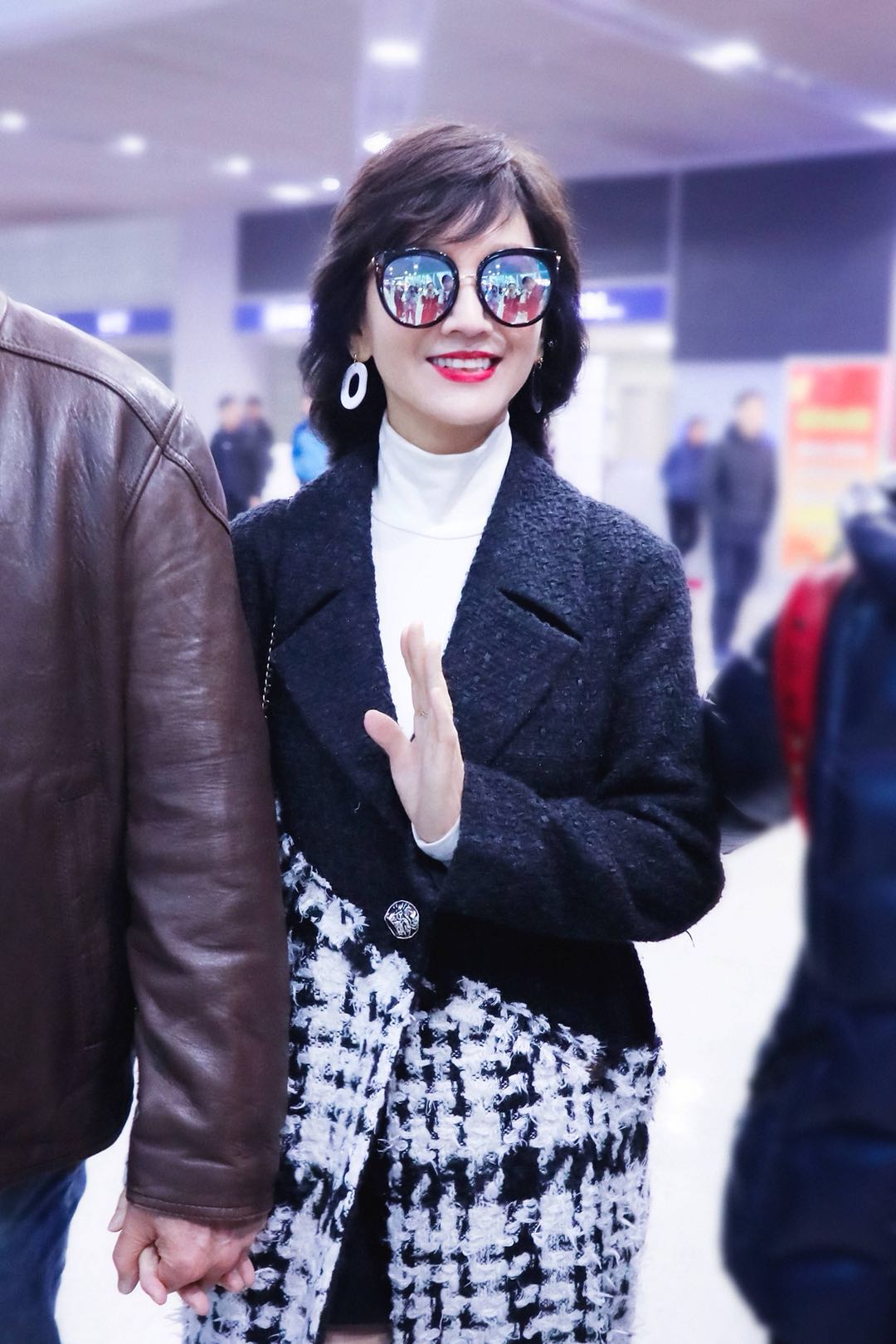 64岁赵雅芝可真潮,机场玩转拼色时尚,搭短靴涂红唇尽显大佬范