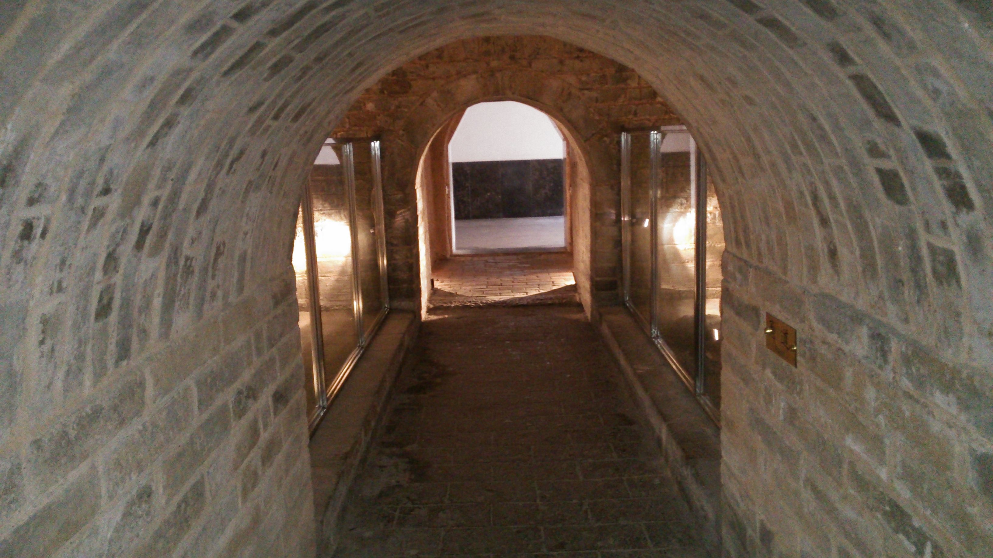 地下的甬道两侧分布有不同的陵墓,里面又分为耳室,主墓室等等,耳室