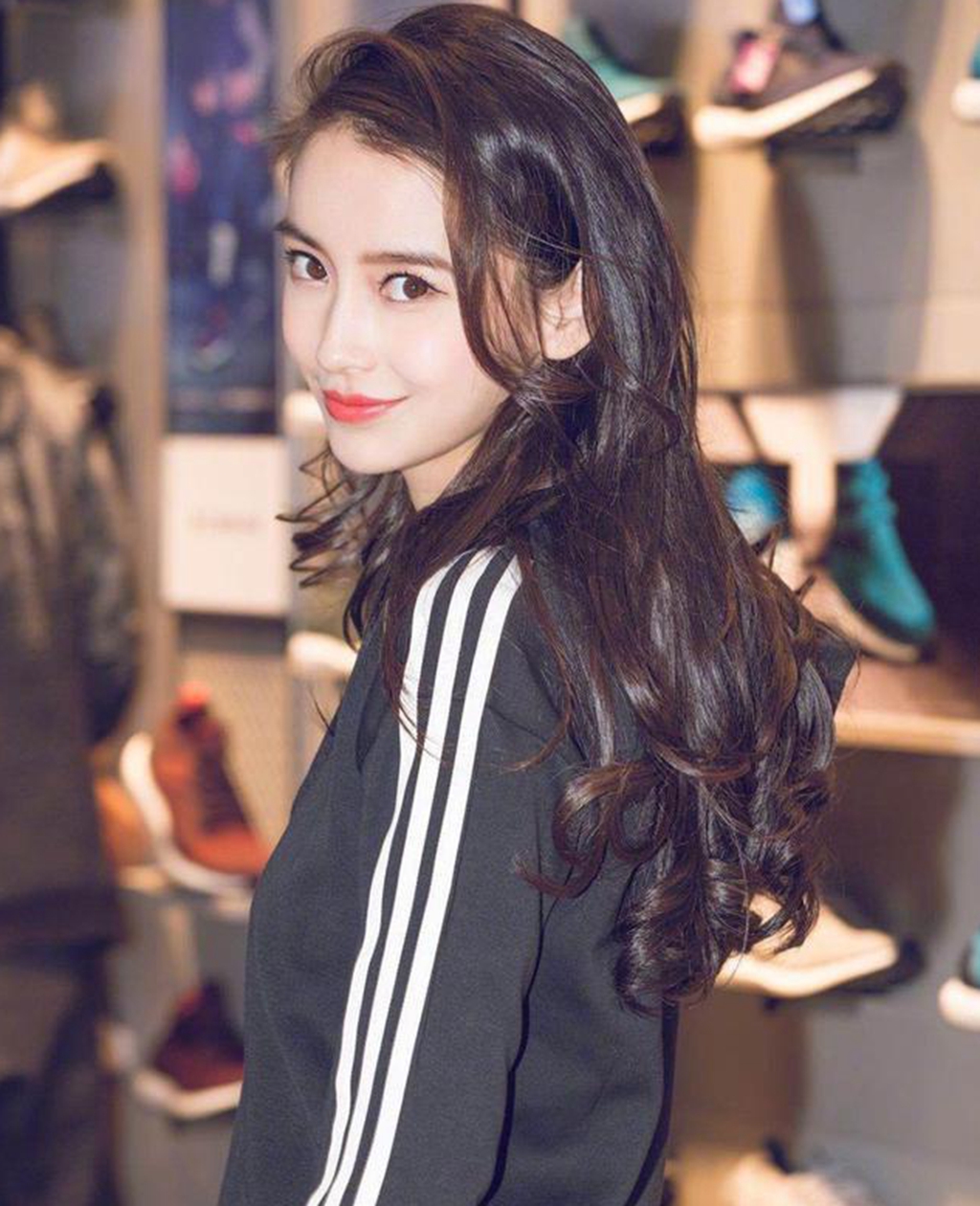 5位女星的回眸一笑:赵丽颖温暖杨幂迷人,图五最惊艳!