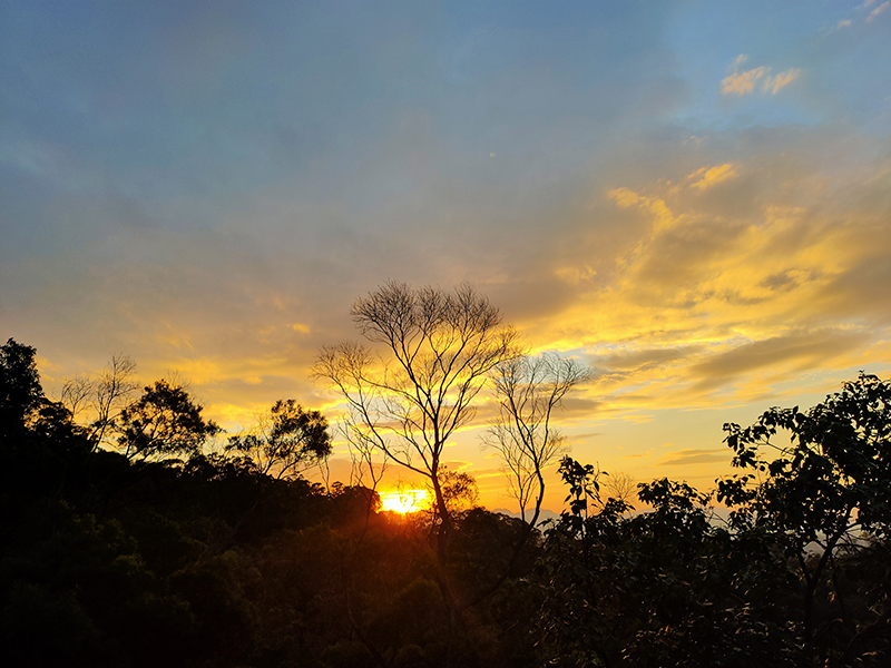 夕阳西下,落日余晖图片