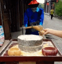 1,搞笑图片:有钱能使鬼推磨,这句话说的一点不假.还蛮用力的呢!