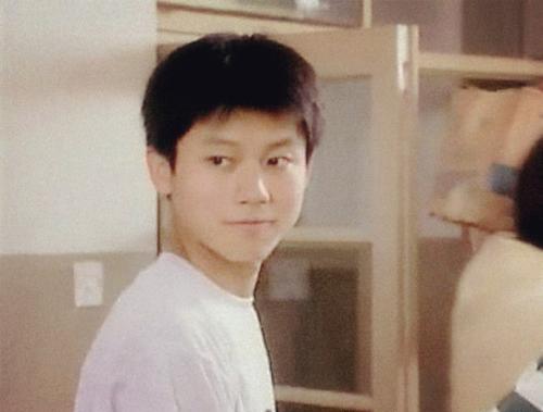 初中时候的他居然长这样,还没有李晨和林志玲小时候好看