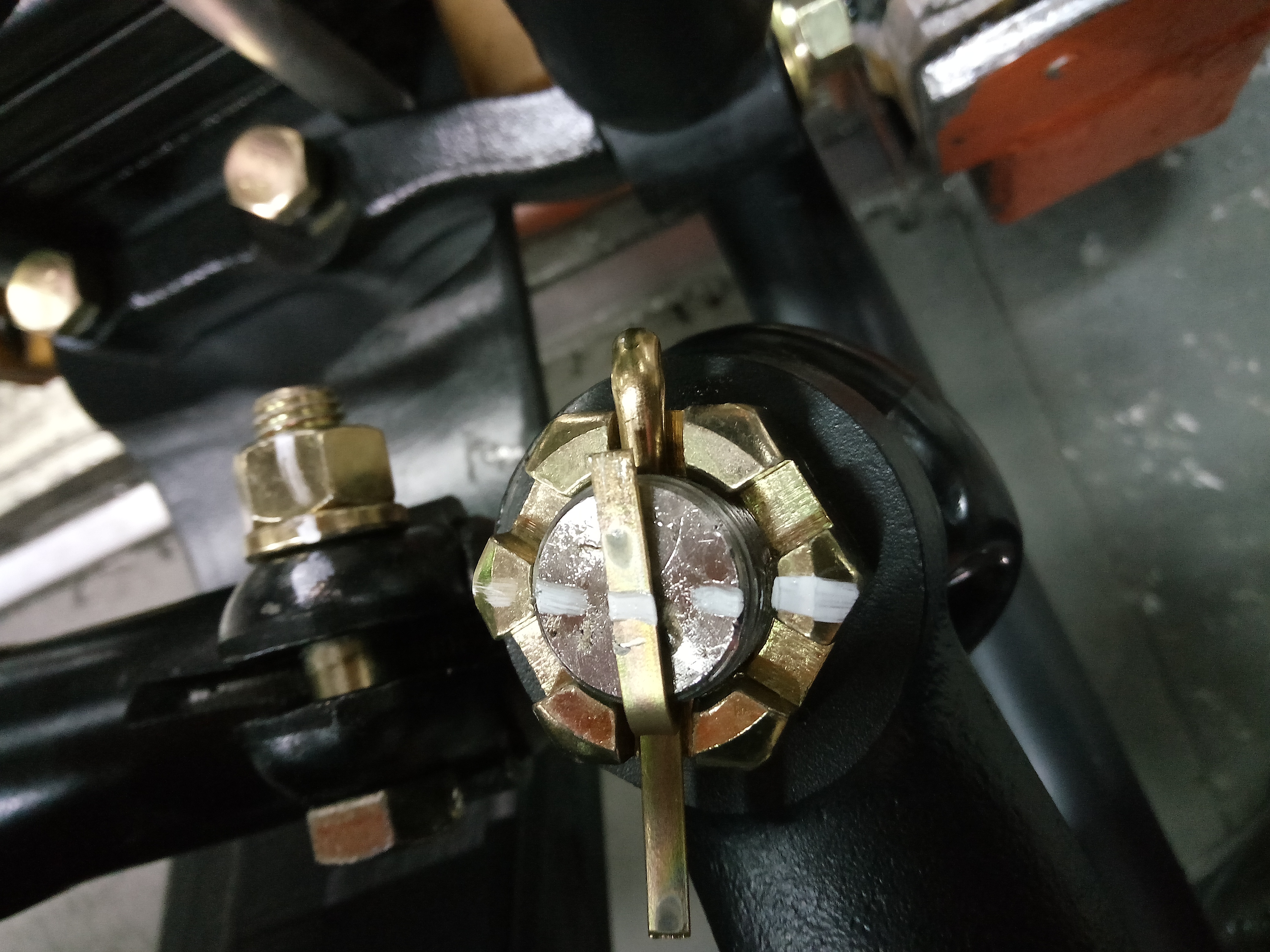 转向纵拉杆上的槽型螺母与开口销 三,方向盘的安装:1,准备好正确型号