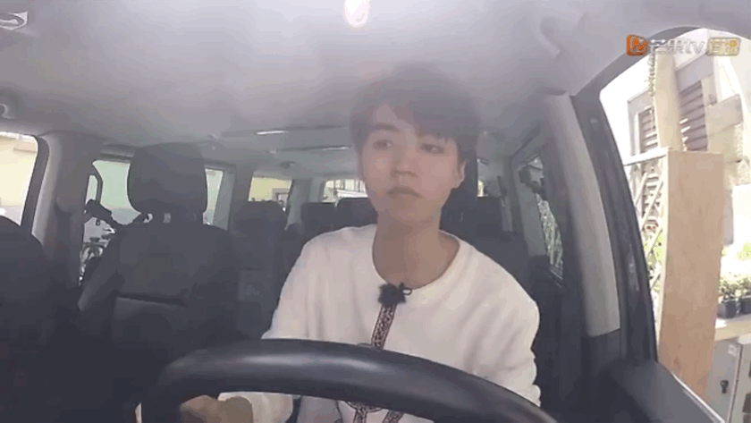 王俊凯自己开车上班大秀车技,握拳喊"我现在就有驾照"却显娇憨