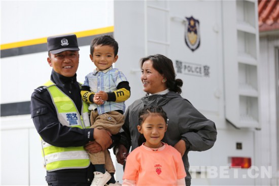 "一天"探亲记:鲁鲁边境检查站民警白玛次仁的全家福