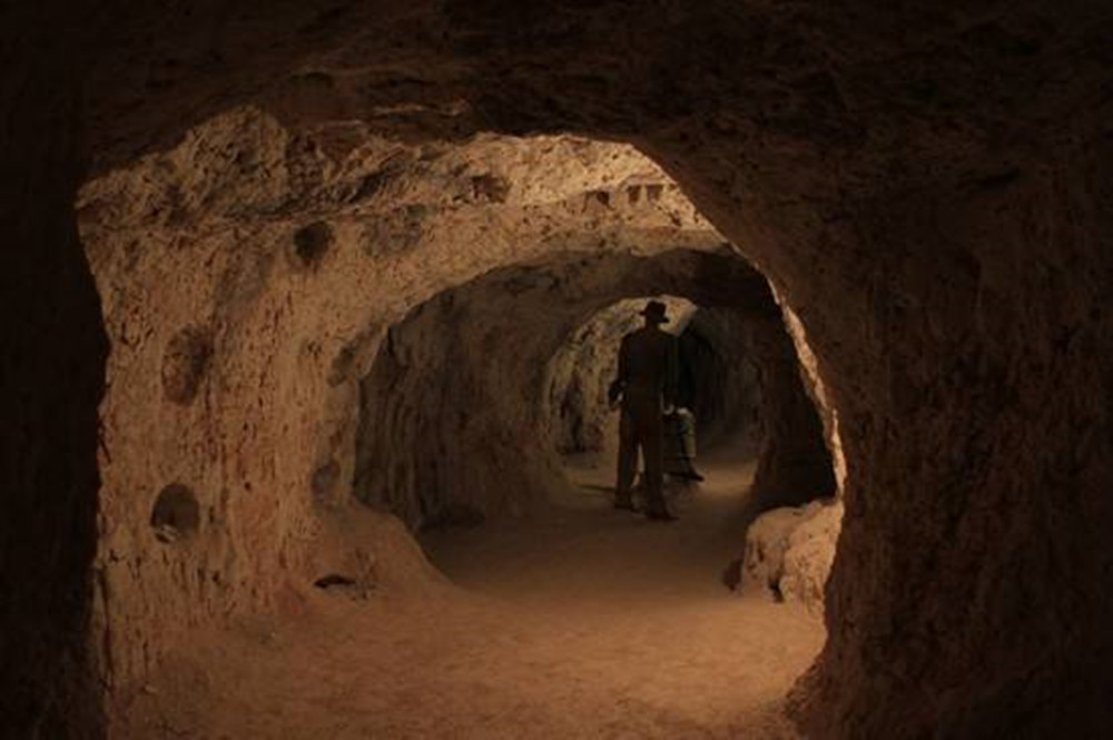 早年间,很多矿工凿出洞穴开矿,觉得洞穴气温凉爽,便居住在里面.