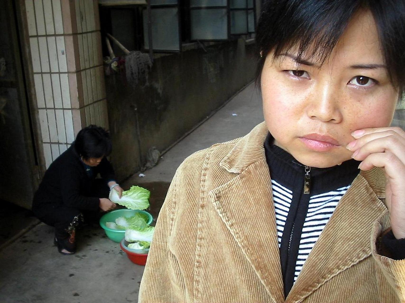 李晓萌是一个刚毕业的女大学生,在城中村的公厕外被一个男人请求帮忙