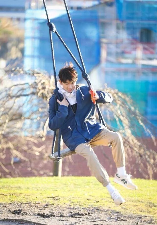 王源拉着史强玩人工滑雪,粉丝:这种"体力活"交给我们就行了