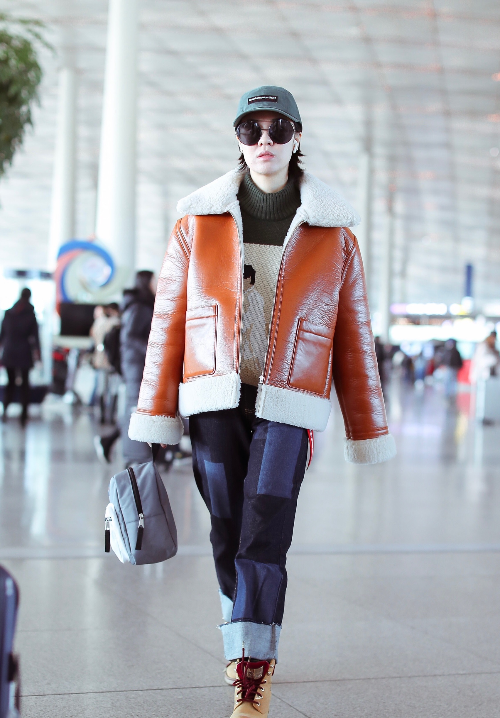 郁可唯真会穿,橙色皮衣搭配牛仔裤帅气又明媚,35岁减龄了好几岁