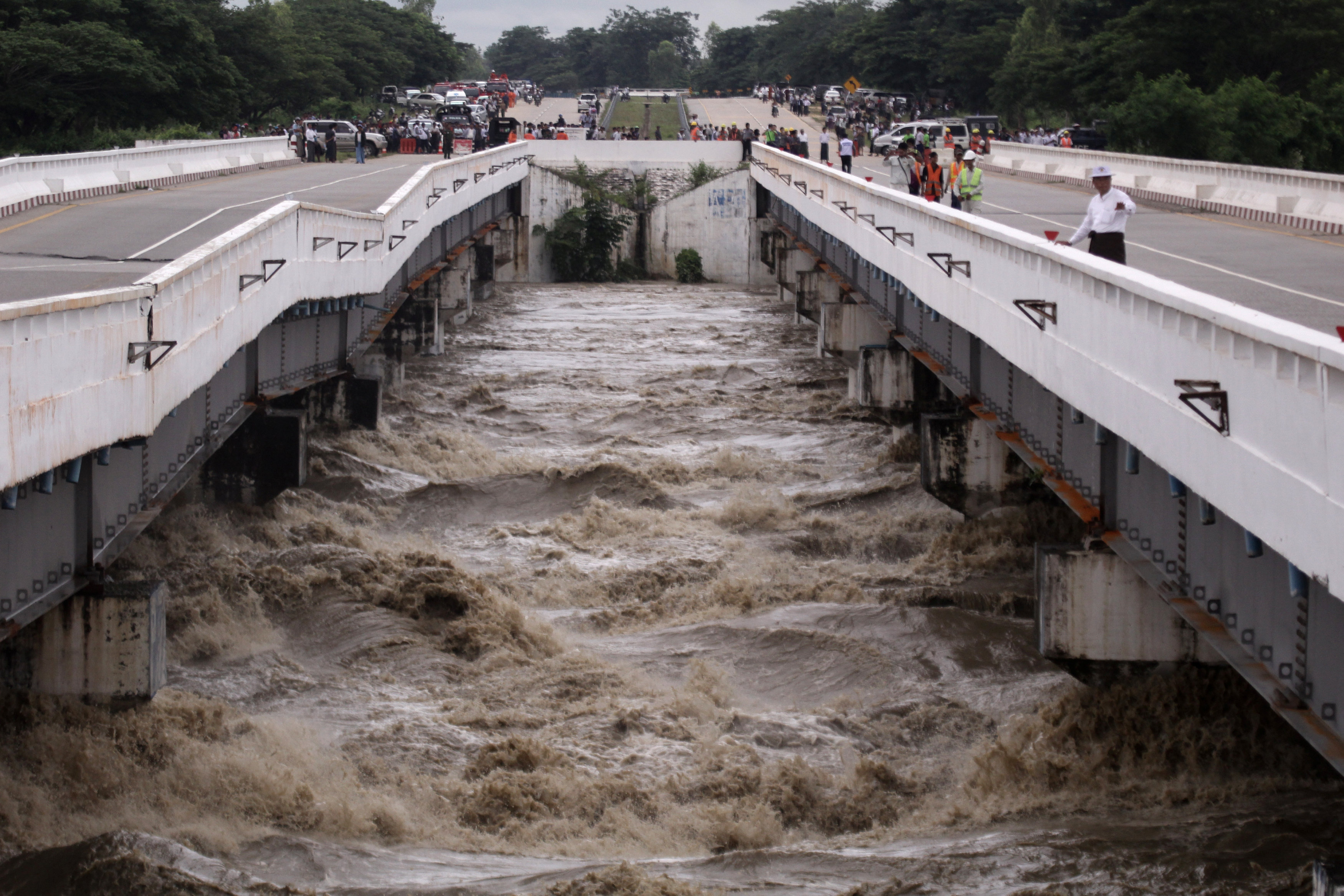 水库泄洪道图片