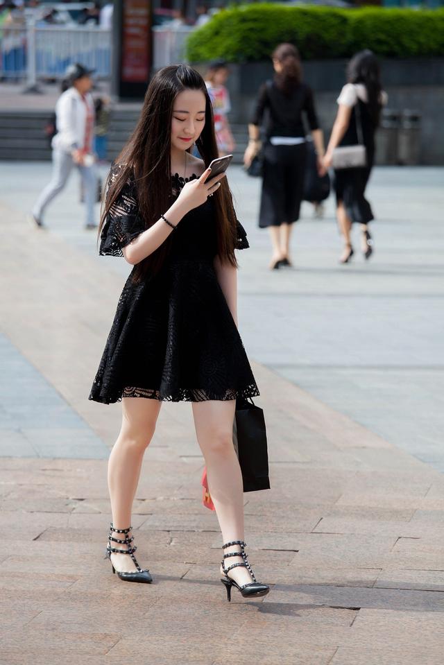 街拍:时尚性感的美女,紧身衣 包臀裙,风韵犹存,霸气外露