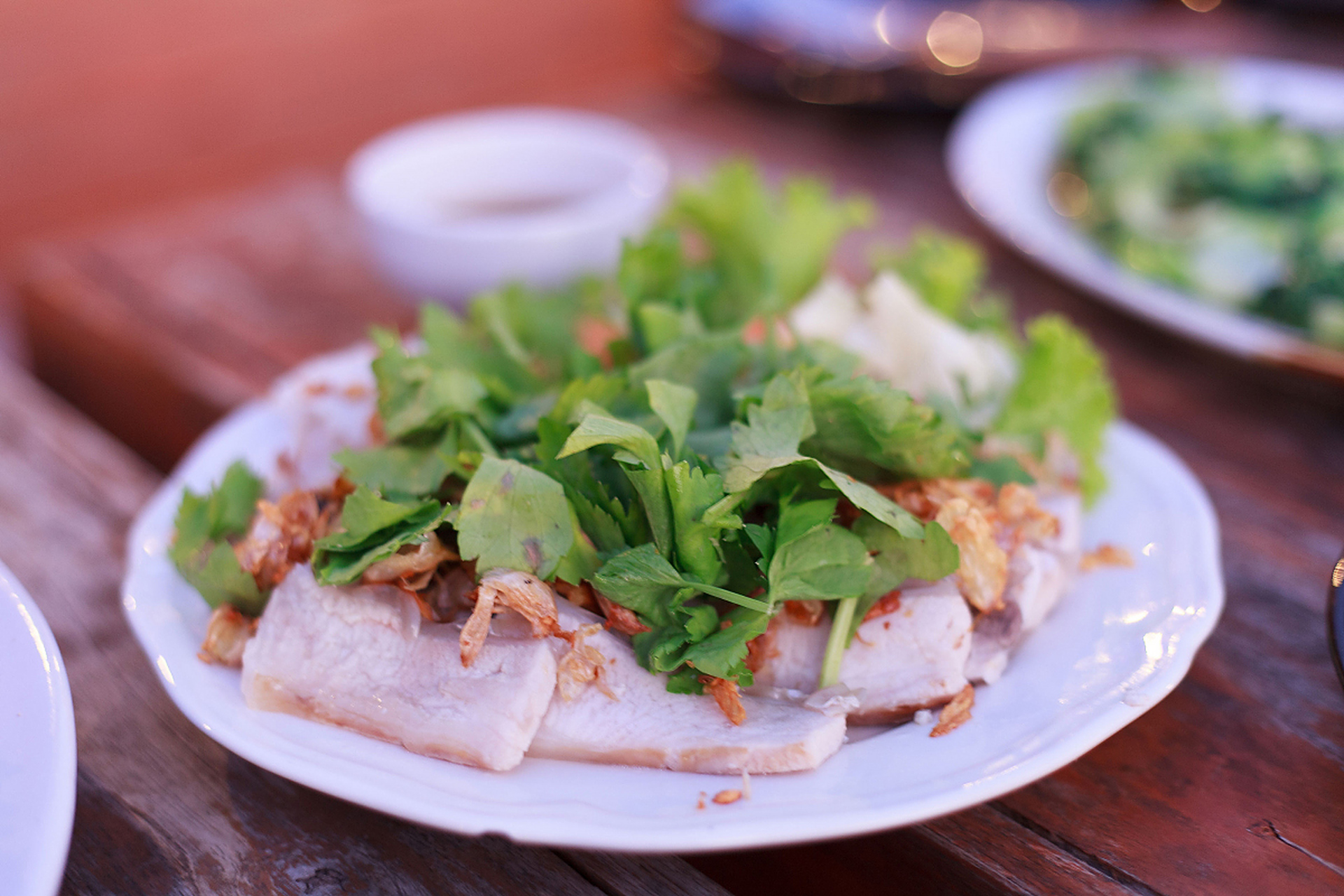 安顺裹卷是贵州安顺地区的特色小吃,以丰富的口味和独特的制作工艺