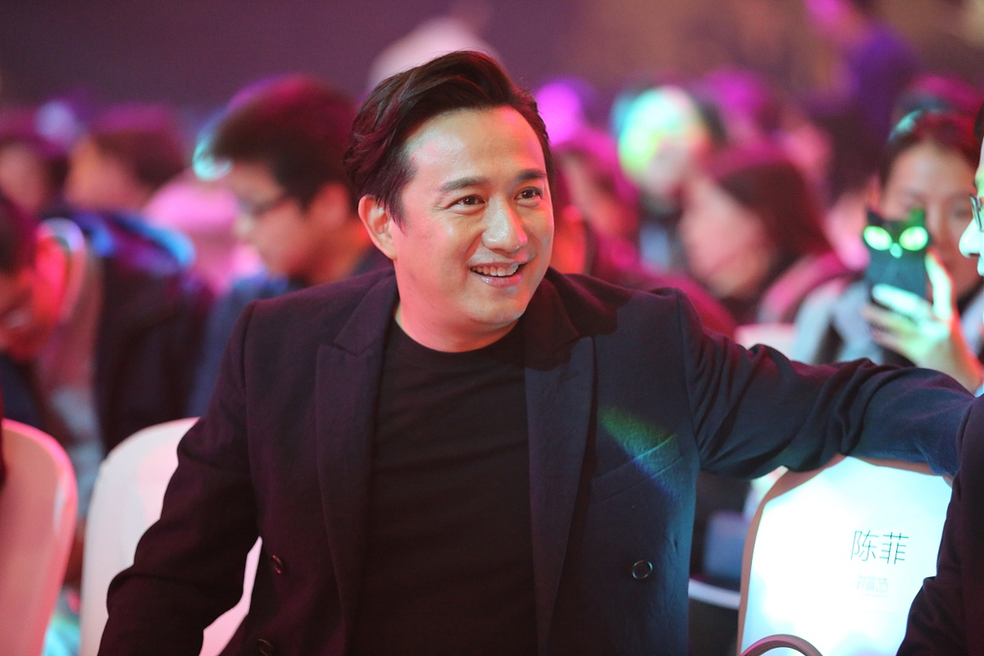 黄磊和孙莉是娱乐圈中的模范夫妻,他们一家五口现身乌镇戏剧节.