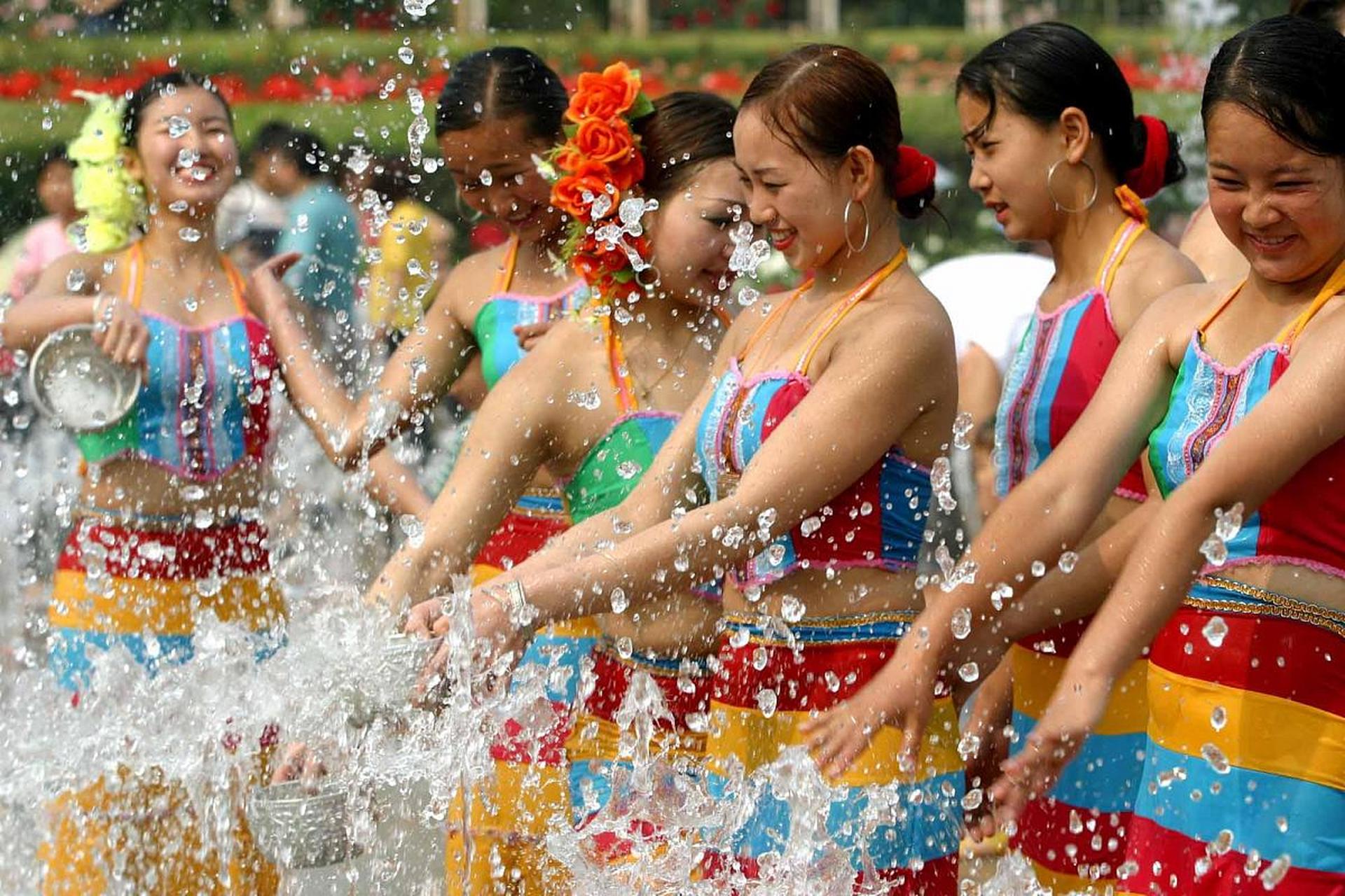 泼水节泼开水图片