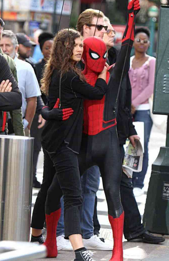 小蜘蛛又有新战衣,跟绯闻女友同框出现,两人一起从天而降