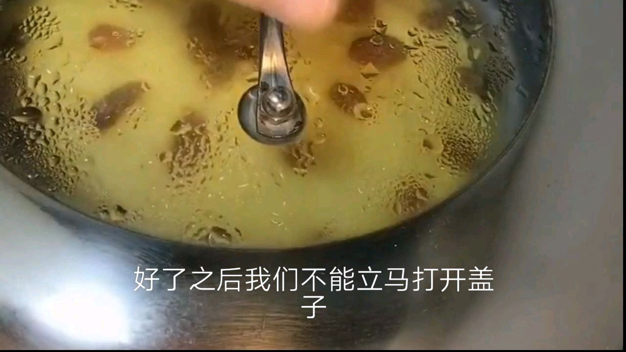 这才是正宗的红糖玉米面发糕做法,松软香甜,几乎零失败
