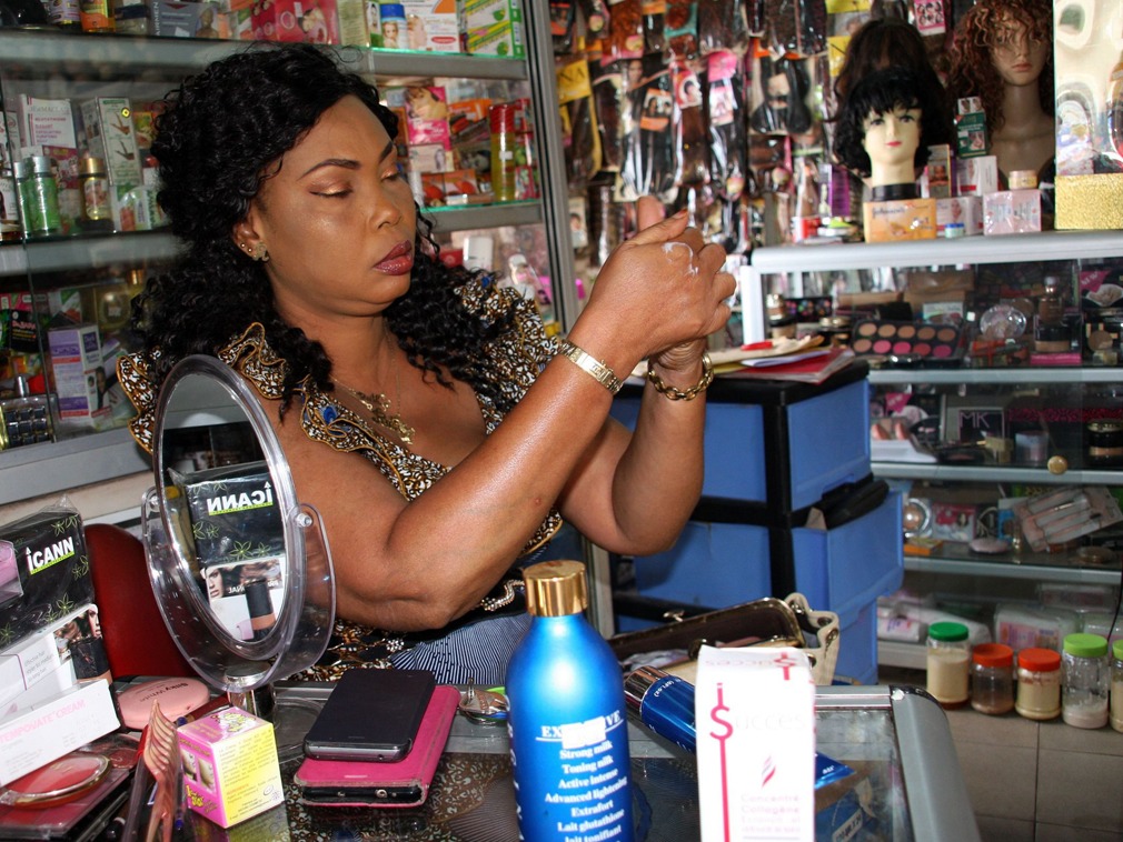 多哥洛美一名店主在她的店里涂美白霜