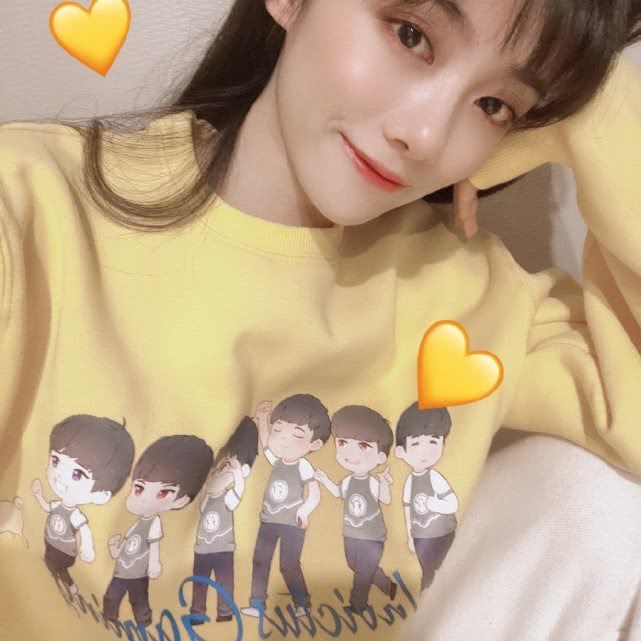 lpl美女主持小钰,穿ig应援服加油:你可以永远相信宋义进!