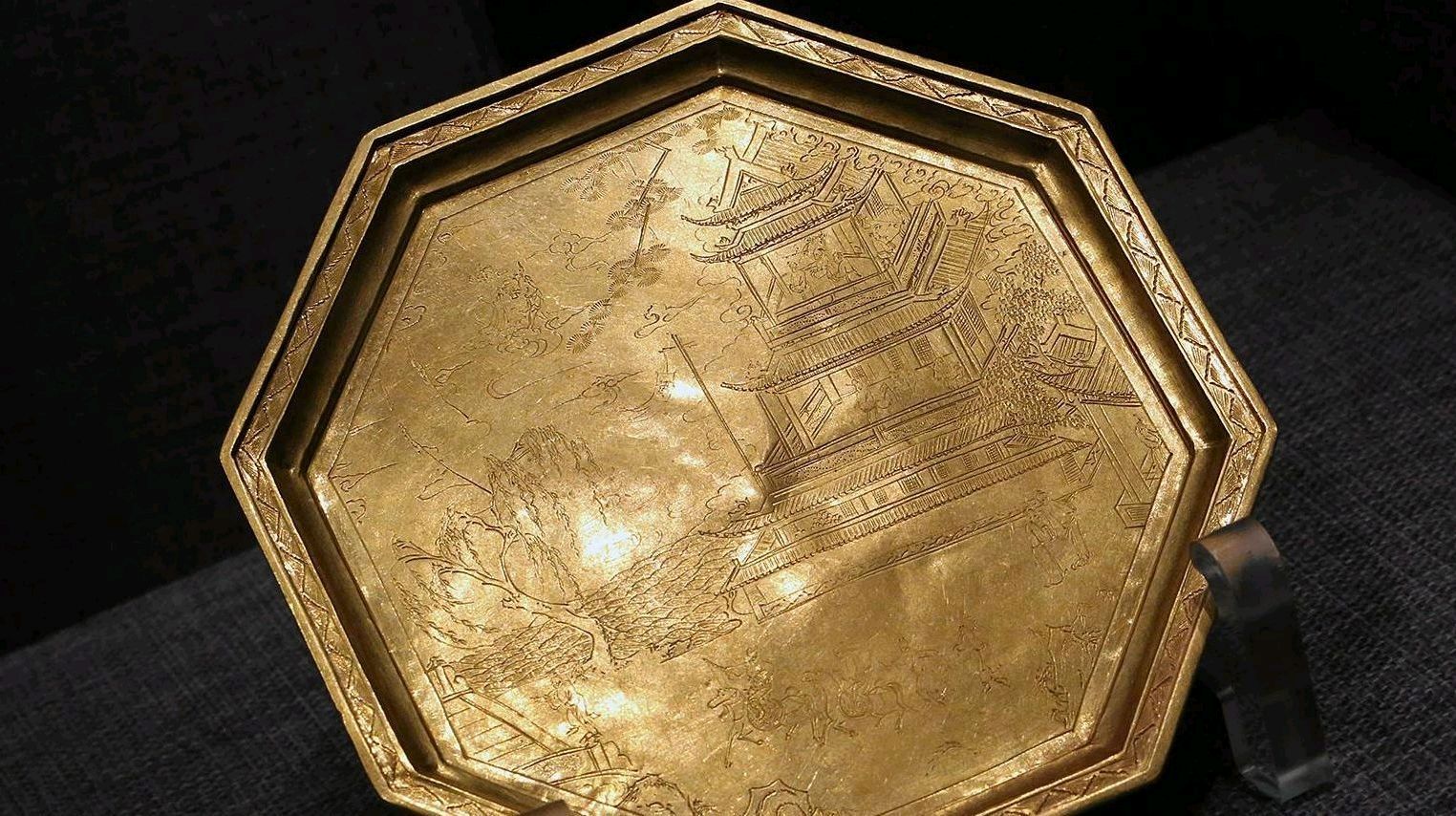 这是一个金錾楼阁人物八角盘,现珍藏于首都博物馆,此盘纹饰之精美令人