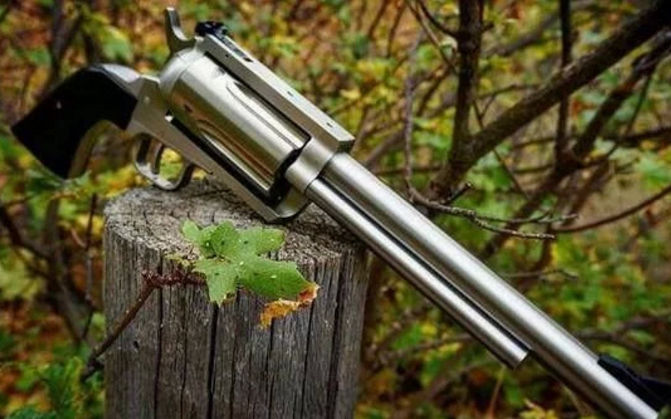 pfeiferzeliska转轮手枪,全长为55厘米,重量为6千克,有7条右旋膛线.