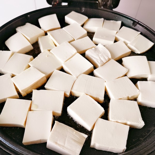 鸡肉丸子豆腐煲,又香又入味,每次有它都能吃2碗饭