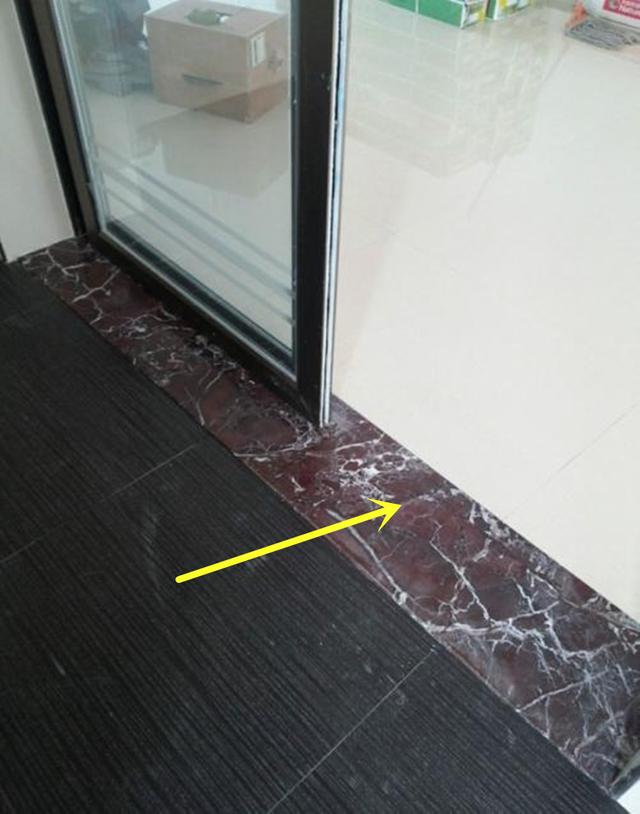 安装过门石,别急着铺砖!老泥工都会塞点小东西,越住越有财气!