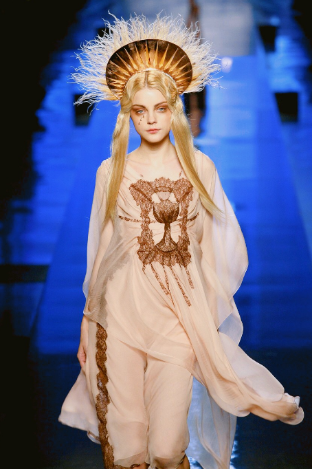 超模走秀化身流泪的玛格莉娜圣母,网友:美哭了