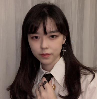 沫子晒最新自拍,土味睡衣搞笑,一甩头发立马换装成女神