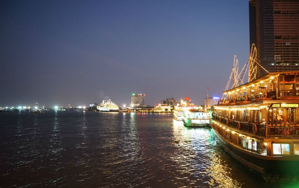 乘坐游船夜游西贡河是不可错过的体验,欣赏两岸美丽风景