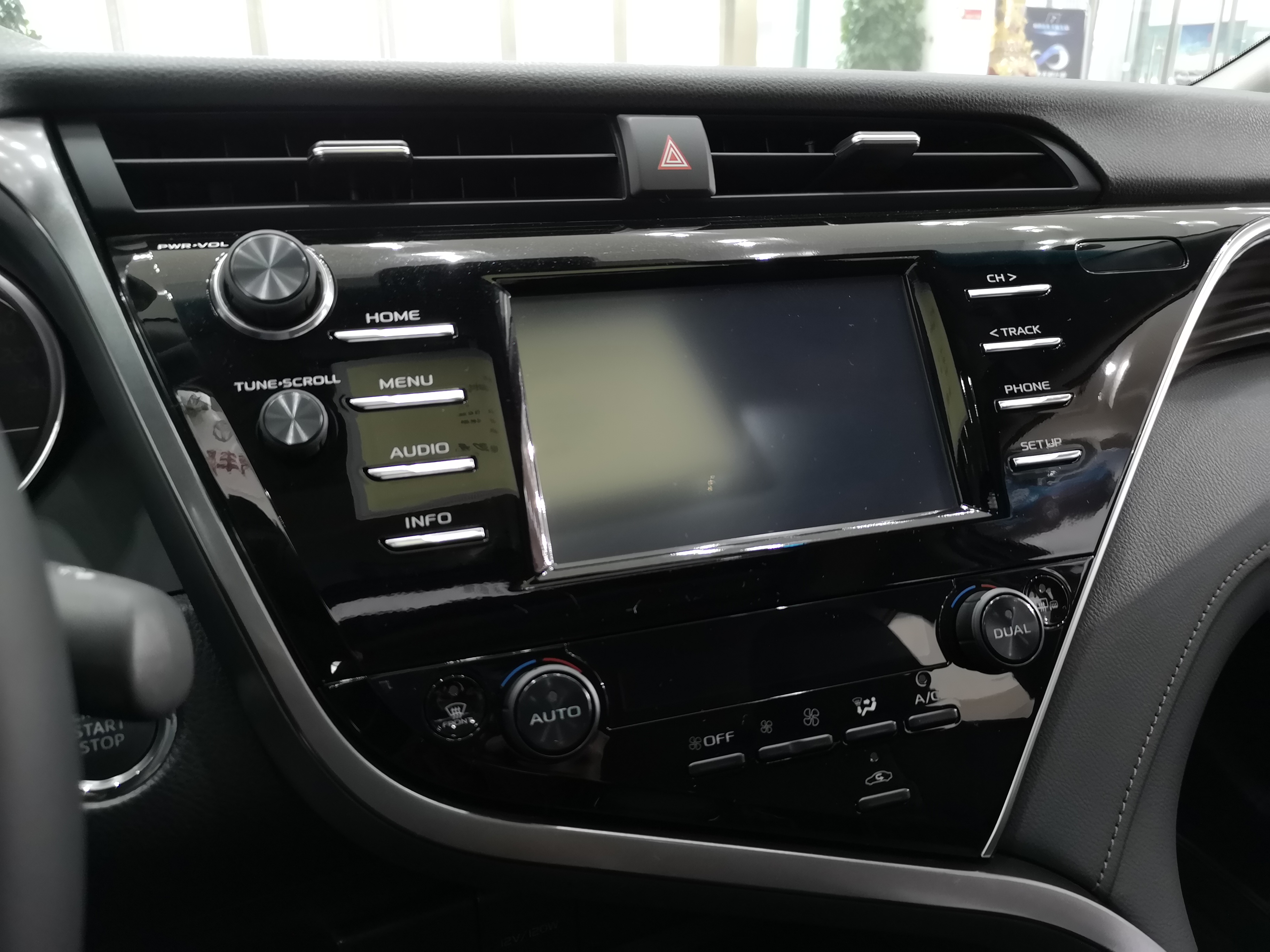 谁说黑色不酷炫 到店看丰田凯美瑞2.0g豪华版