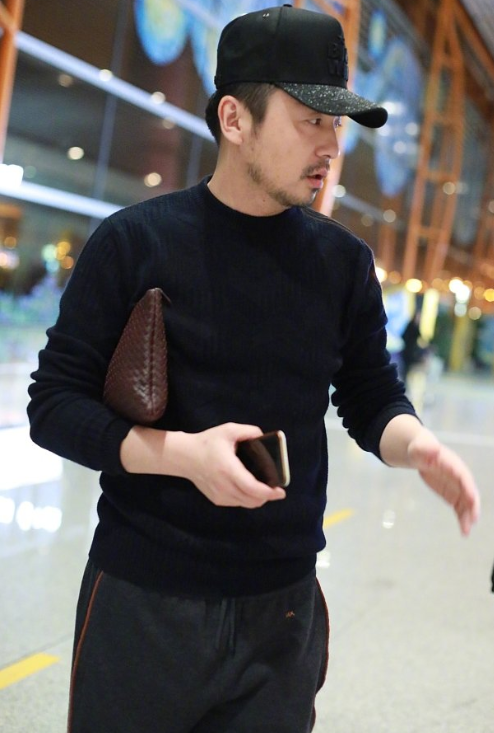 有种帽子叫雷佳音的帽子,像是沾满了头皮屑,网友:想帮他洗一洗