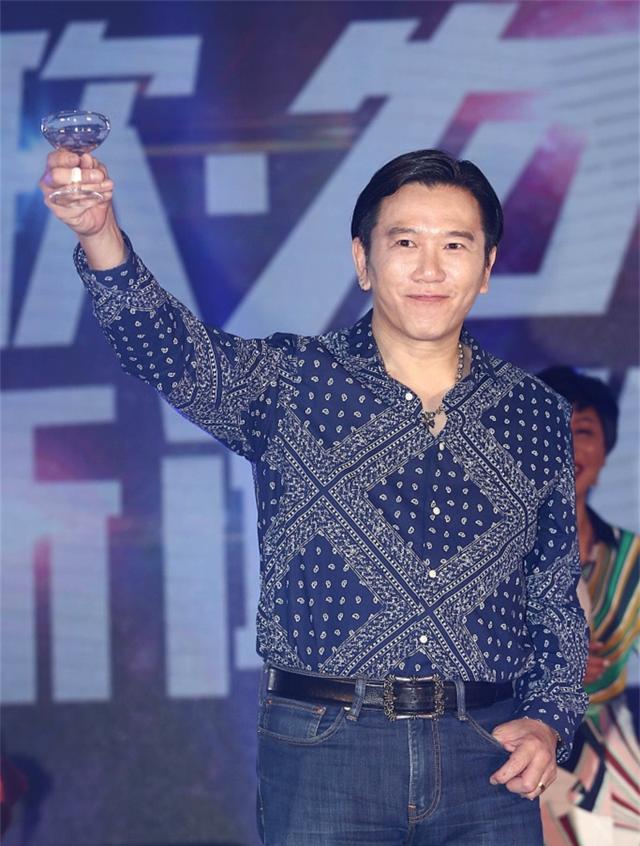 53岁温兆伦难掩老态,身材臃肿大肚腩,网友:王晶既视感!