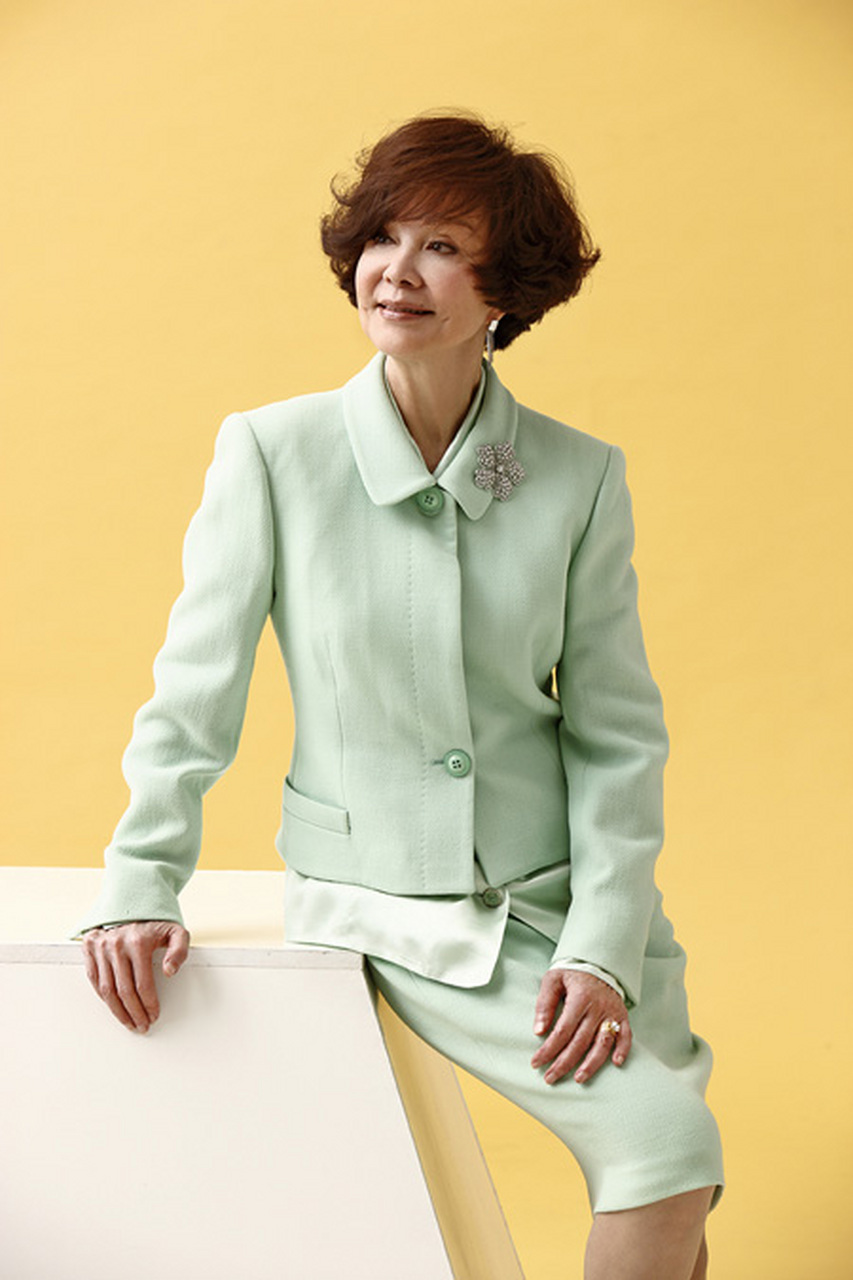 没错的这是归亚蕾,与现在脸上皱纹以及黯淡的脸色相比,年轻时候的