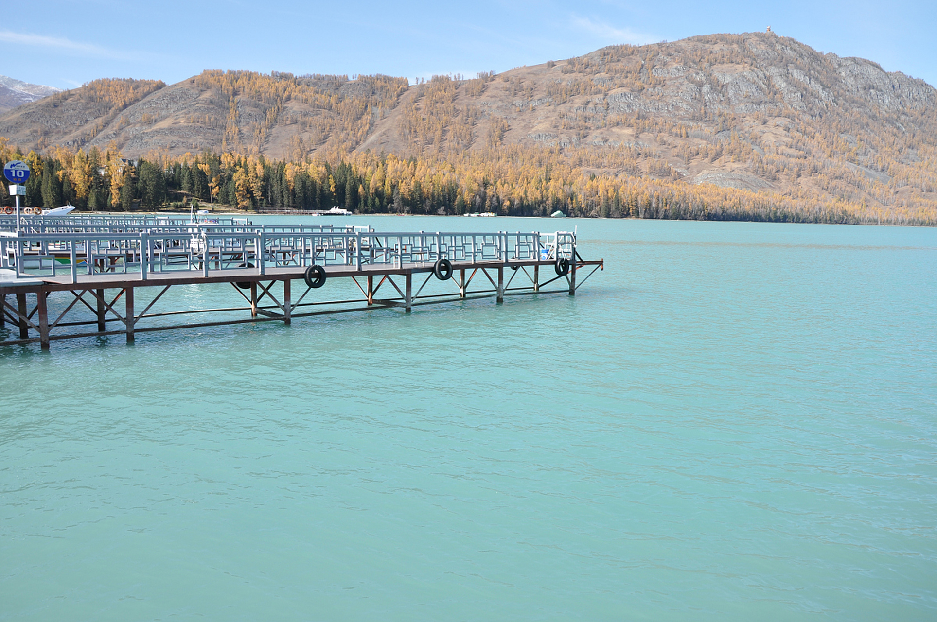 月亮湖风景区位于四川省遂宁市安居区,以清澈湖水,群山环抱和岛屿点缀