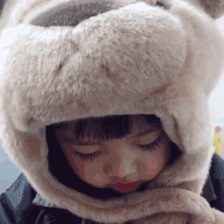还记得你微信里的那个表情包女孩吗?如今长大的她,颜值