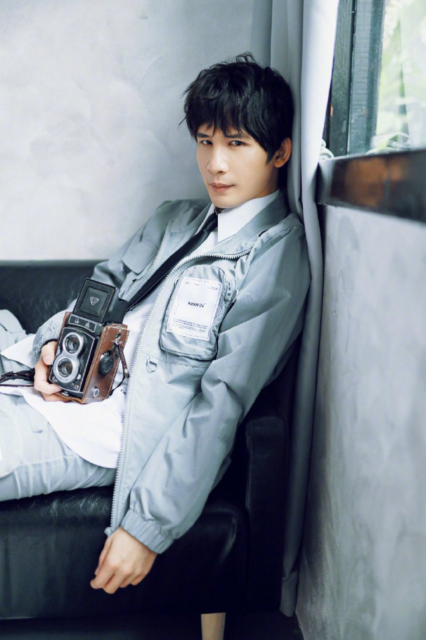 大张伟美好春日大片,认真起来的大老师还是有点帅的,简单的色调温暖又