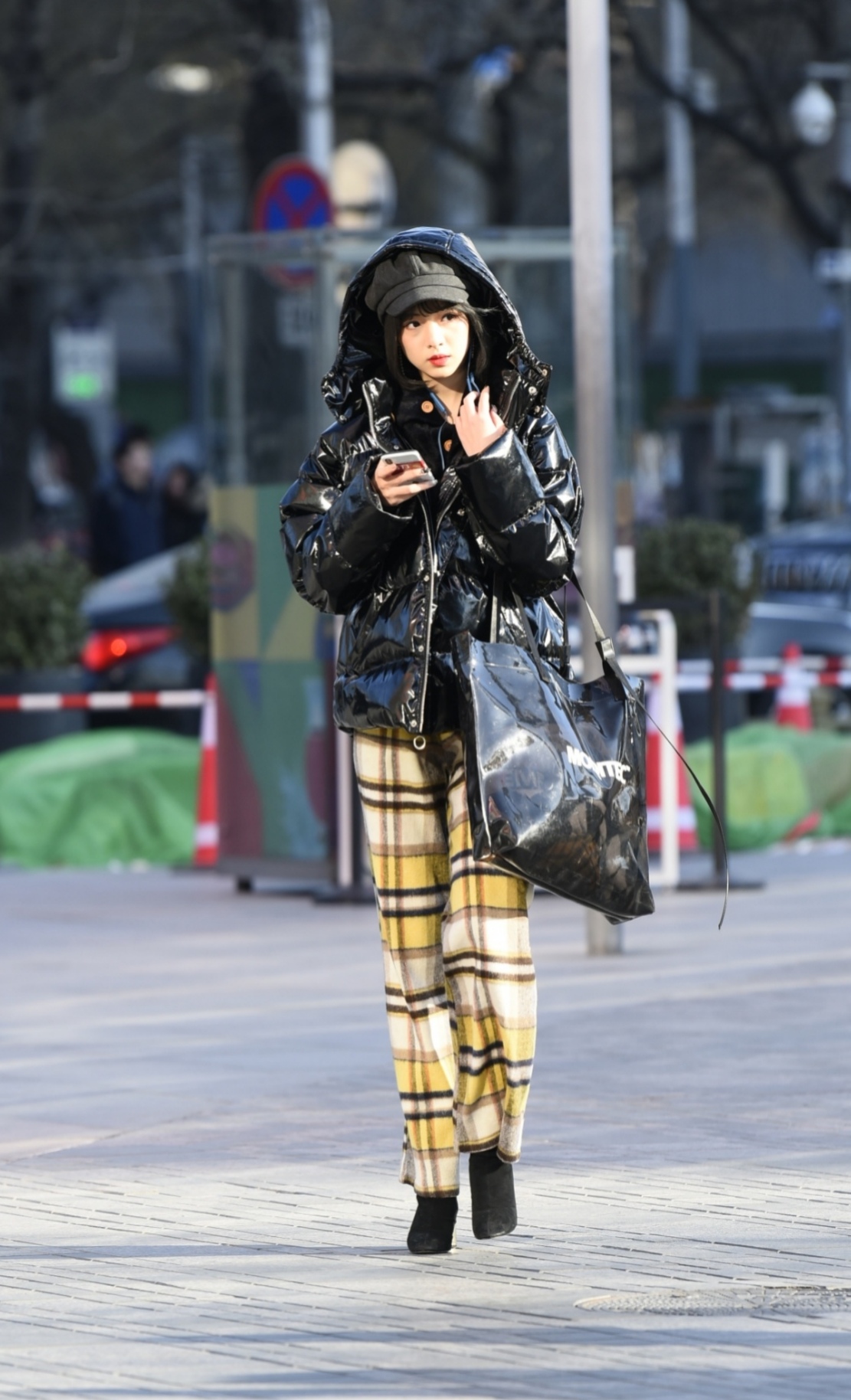 北京街拍:冬日的街头,穿格子衣装的姑娘优雅气质又时尚