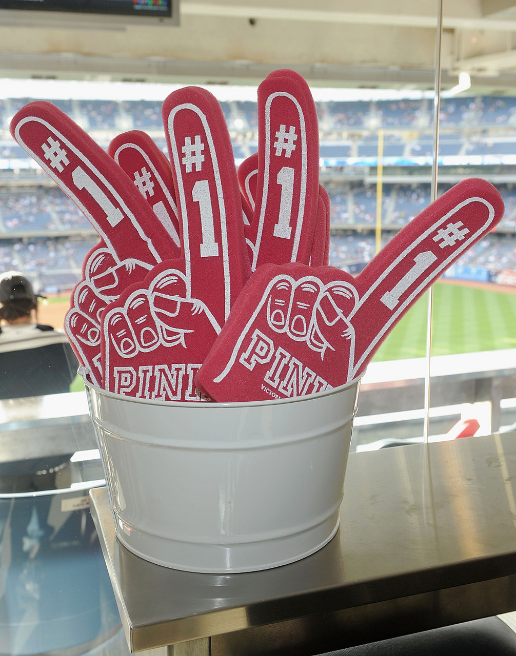 2,男装店就是要请漂亮美女导购员,那样不仅人多又赚到钱