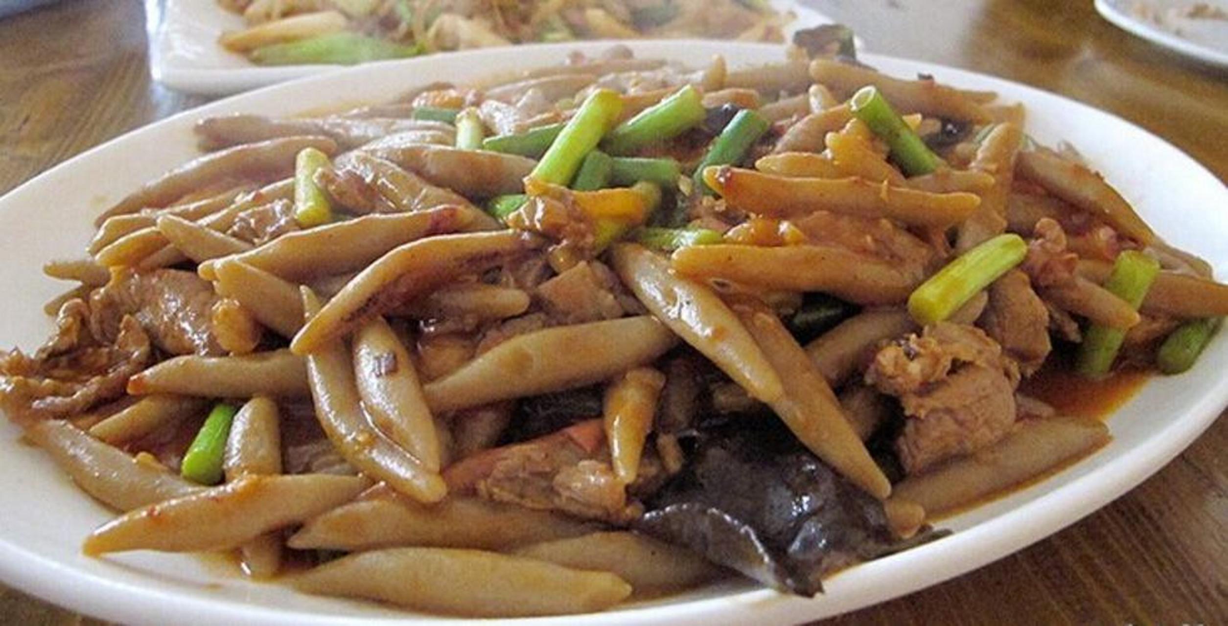 打卡济南夜市#焖莜面鱼鱼,俗名焖圪瘩,在山东有"谁吃谁称赞,吃饱还想