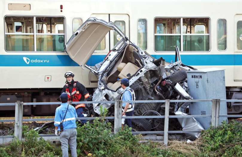 日本一辆快速列车与轿车相撞后脱轨,尚无人员伤亡