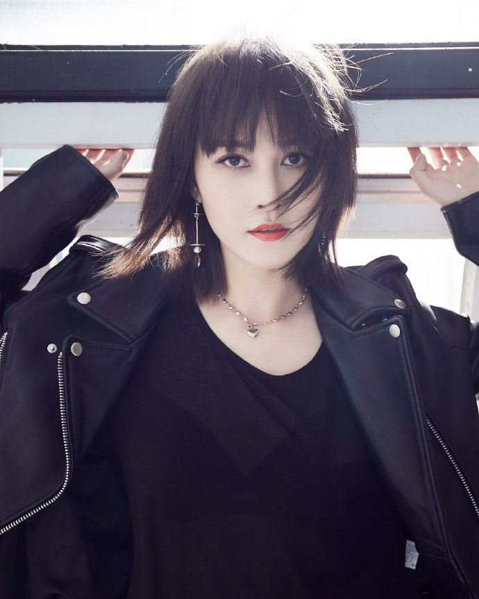 超女厉娜留起了长发,35岁女人味越来越足,可美妆知识还是差