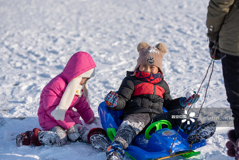 哈尔滨:雪后松花江畔变身游乐场 孩子们尽情玩耍