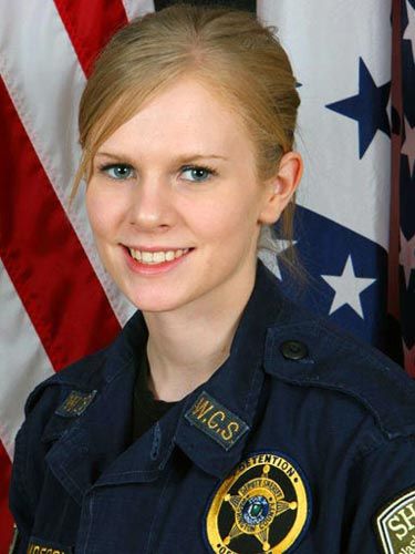 外国女狱警因身材火辣而被停职,这是为何?