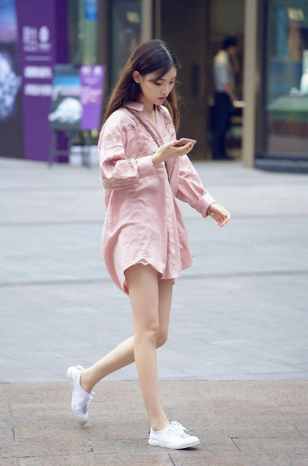 街拍:图四灰色连衣裙美女气质真的不错,颜值身材都是