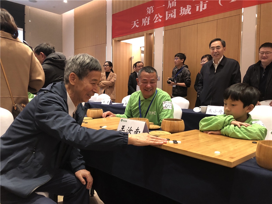 12月22日,第一届天府杯世界围棋职业锦标赛指导棋活动在成都进行