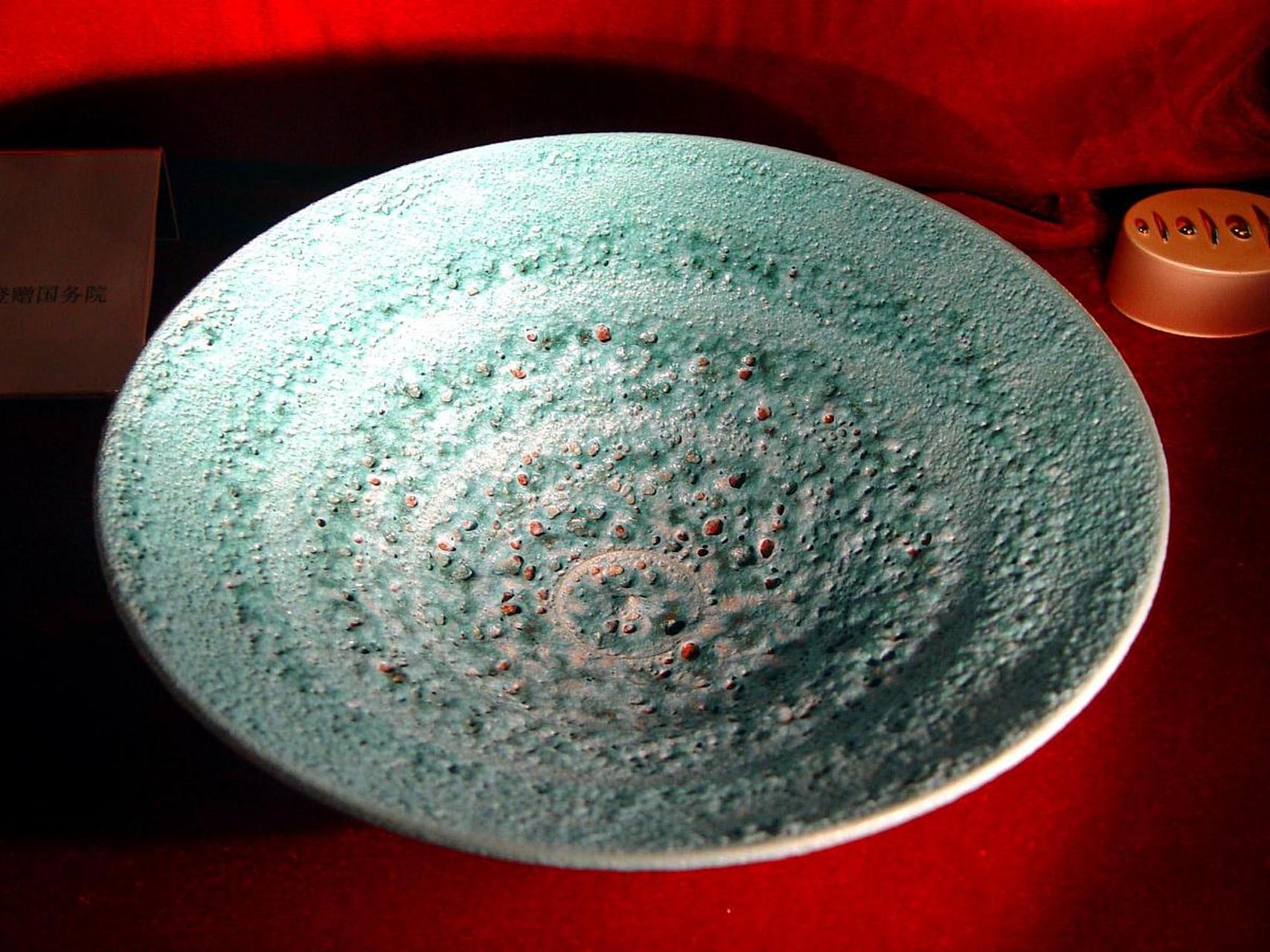 关于北宋汝窑聚柚点 北宋汝窑聚柚点是指汝窑瓷器釉面上的一种突出物