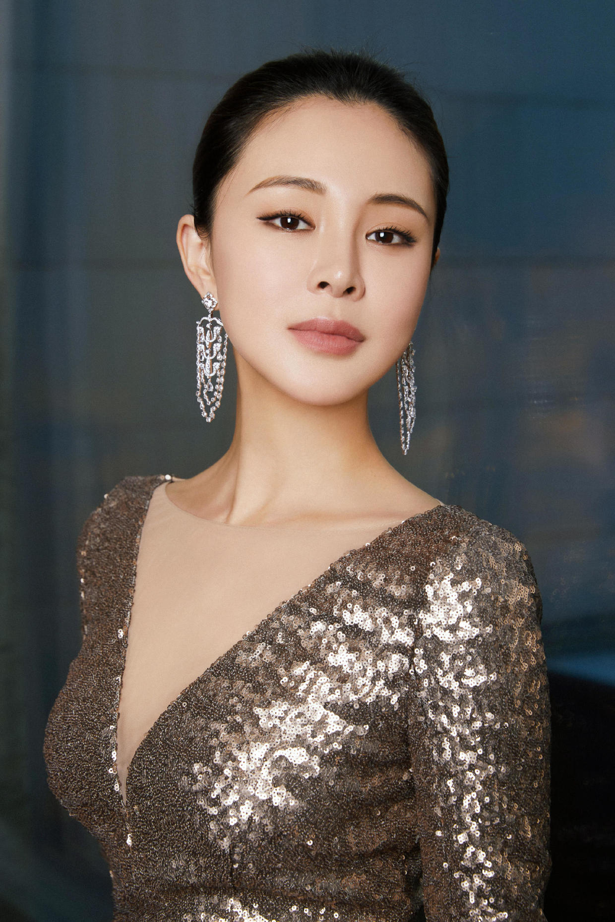 40岁关悦不显老,身材还那么有"料",身穿香槟色上衣凹凸有致